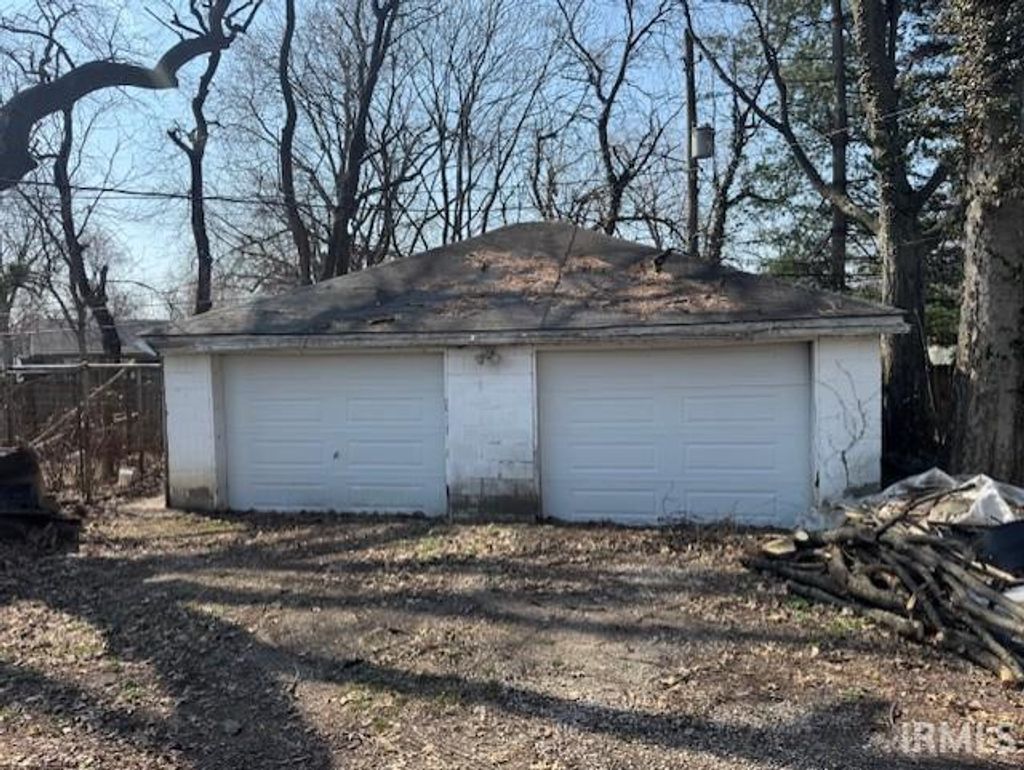 Photo of 1107 S Boeke Road, Evansville, IN 47714 (MLS # 202604780)