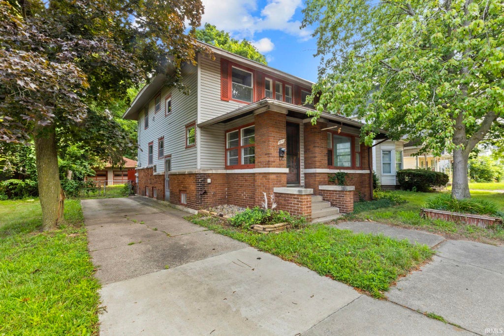 Photo of 614 W Beardsley Avenue, Elkhart, IN 46514 (MLS # 202632707)