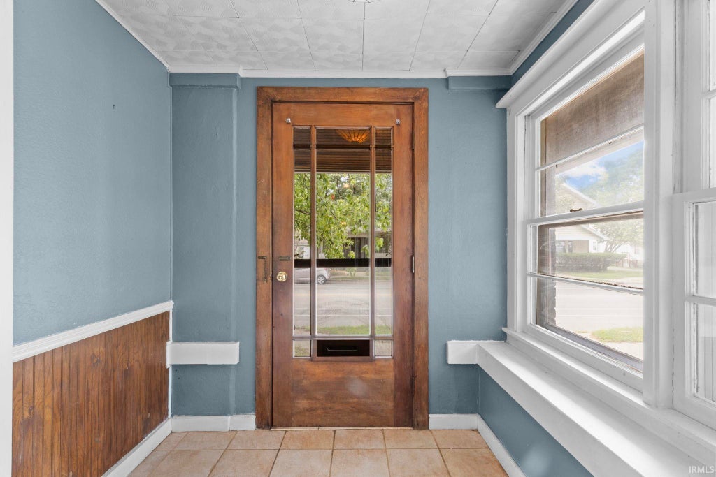 Photo of 614 W Beardsley Avenue, Elkhart, IN 46514 (MLS # 202632707)