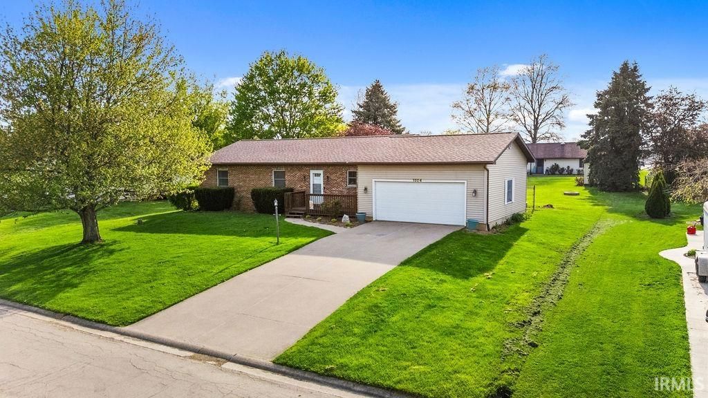 Photo of 1804 E Springfield Drive, Warsaw, IN 46580 (MLS # 202614944)