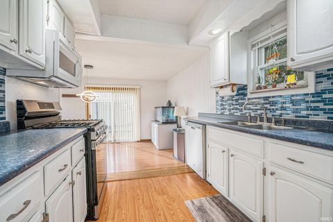 Tiny photo for 125 E Omer Avenue, Mishawaka, IN 46545 (MLS # 202544062)