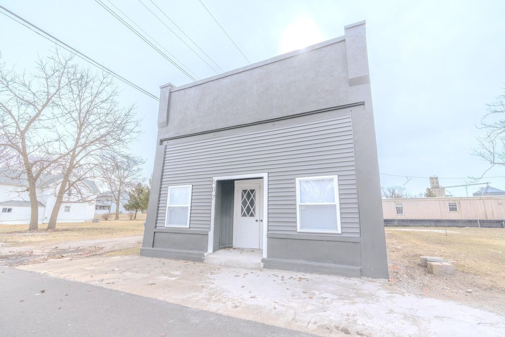 Photo of 607 E Main Street, Medaryville, IN 47957 (MLS # 202605900)