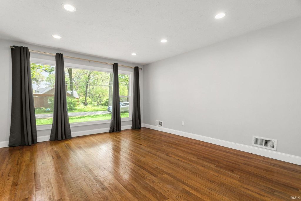 Photo of 19613 Oakdale Avenue, South Bend, IN 46637 (MLS # 202619757)