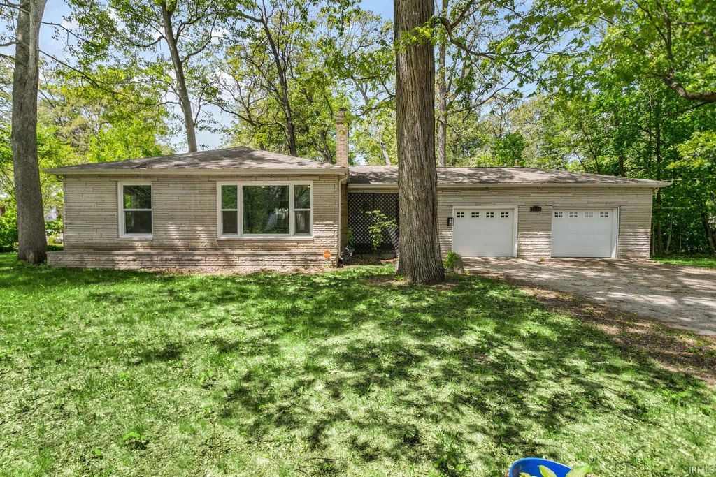 Photo of 19613 Oakdale Avenue, South Bend, IN 46637 (MLS # 202619757)