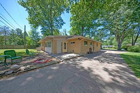 Tiny photo for 810 Plaza Drive, Evansville, IN 47715 (MLS # 202618364)