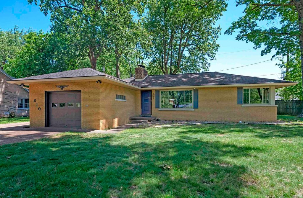Photo of 810 Plaza Drive, Evansville, IN 47715 (MLS # 202618364)