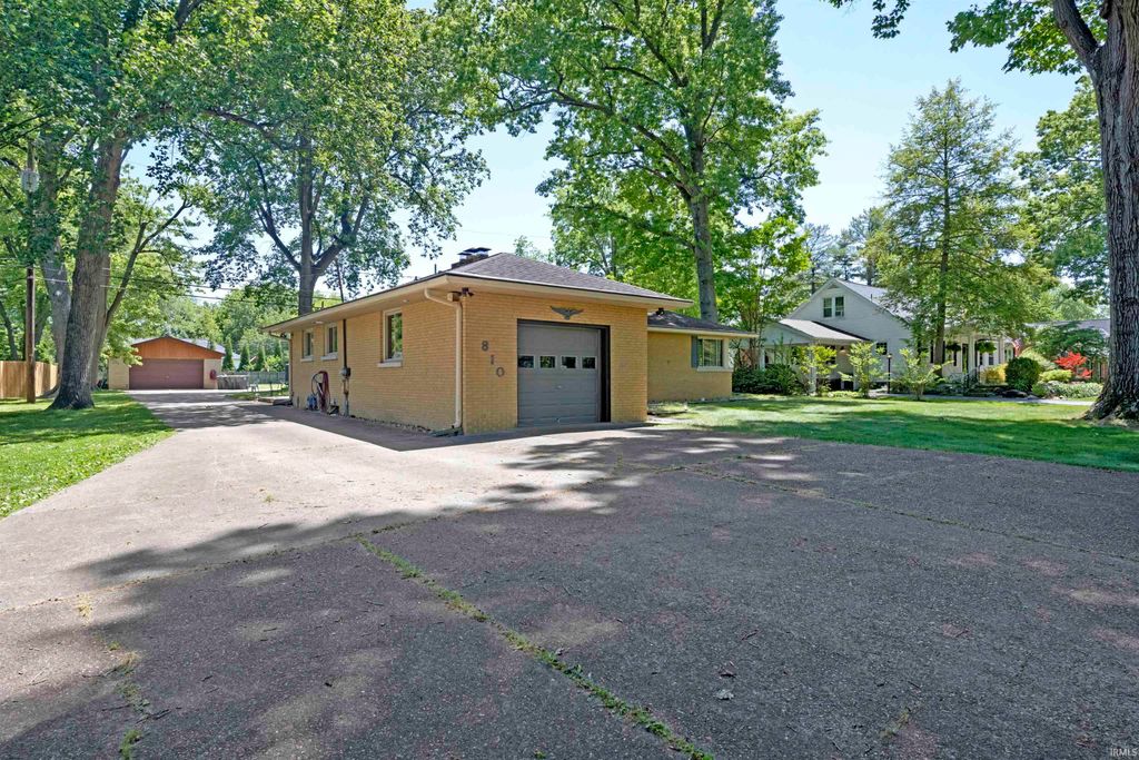 Photo of 810 Plaza Drive, Evansville, IN 47715 (MLS # 202618364)