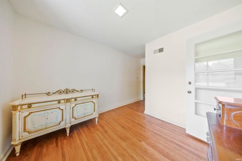 Tiny photo for 810 Plaza Drive, Evansville, IN 47715 (MLS # 202618364)