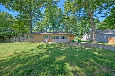 Tiny photo for 810 Plaza Drive, Evansville, IN 47715 (MLS # 202618364)