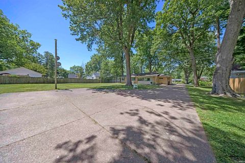 Tiny photo for 810 Plaza Drive, Evansville, IN 47715 (MLS # 202618364)