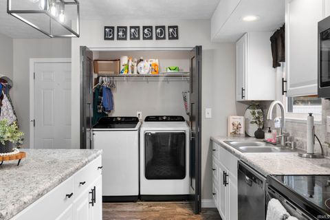 Tiny photo for 402 E Monroe Street, Delphi, IN 46923 (MLS # 202619364)