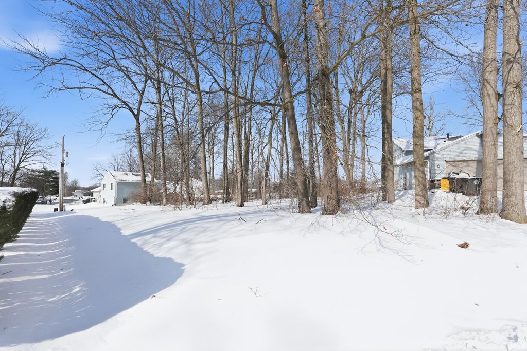 Photo of 4403 Eagledale Court #8, Fort Wayne, IN 46816 (MLS # 202603670)