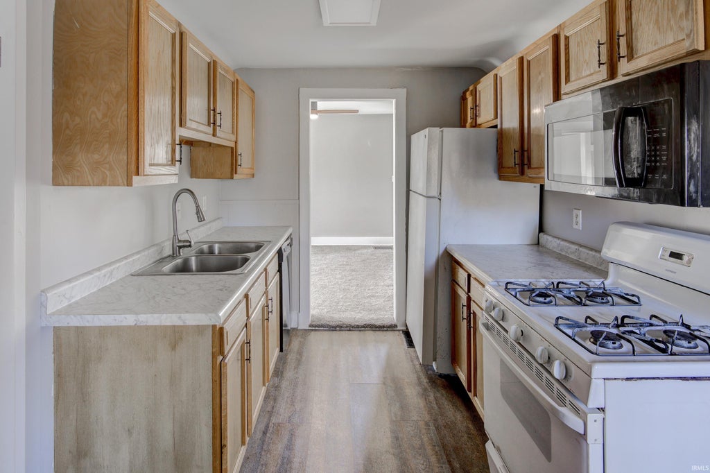 Photo of 1226 Boone Street #2 - Upstairs, Fort Wayne, IN 46808 (MLS # 202640865)