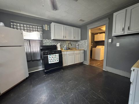 Tiny photo for 21 W Columbia Street, Logansport, IN 46947 (MLS # 202540575)