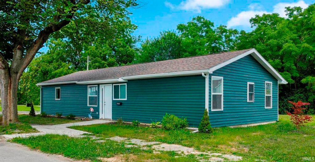 Photo of 1242 Grant Avenue, Fort Wayne, IN 46803 (MLS # 202548903)