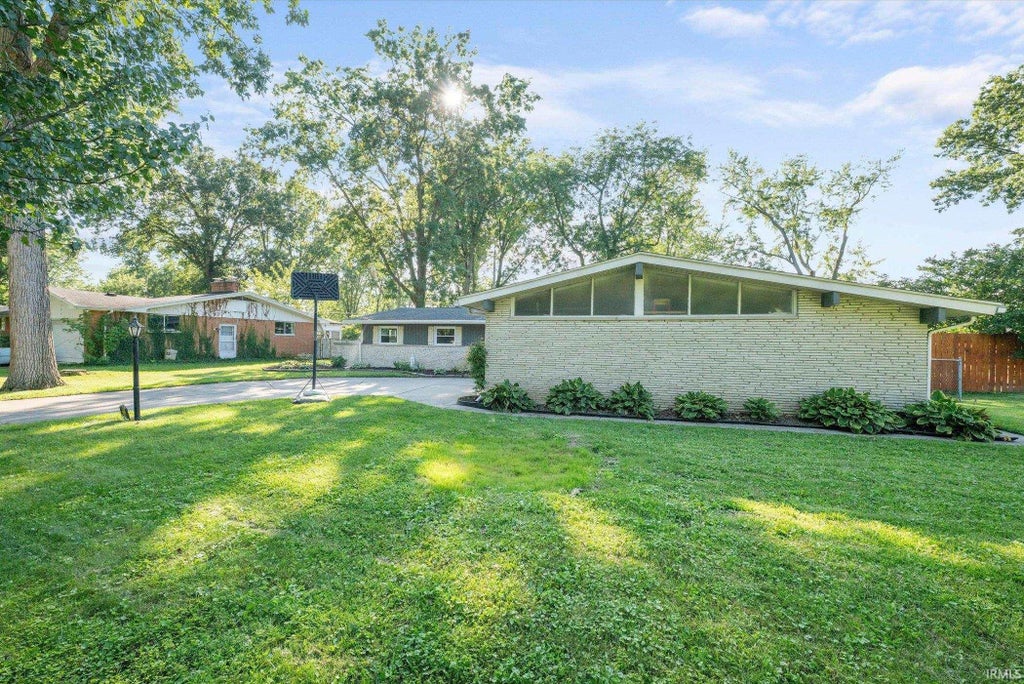 Photo of 3315 Chancellor Drive, Fort Wayne, IN 46815 (MLS # 202635686)