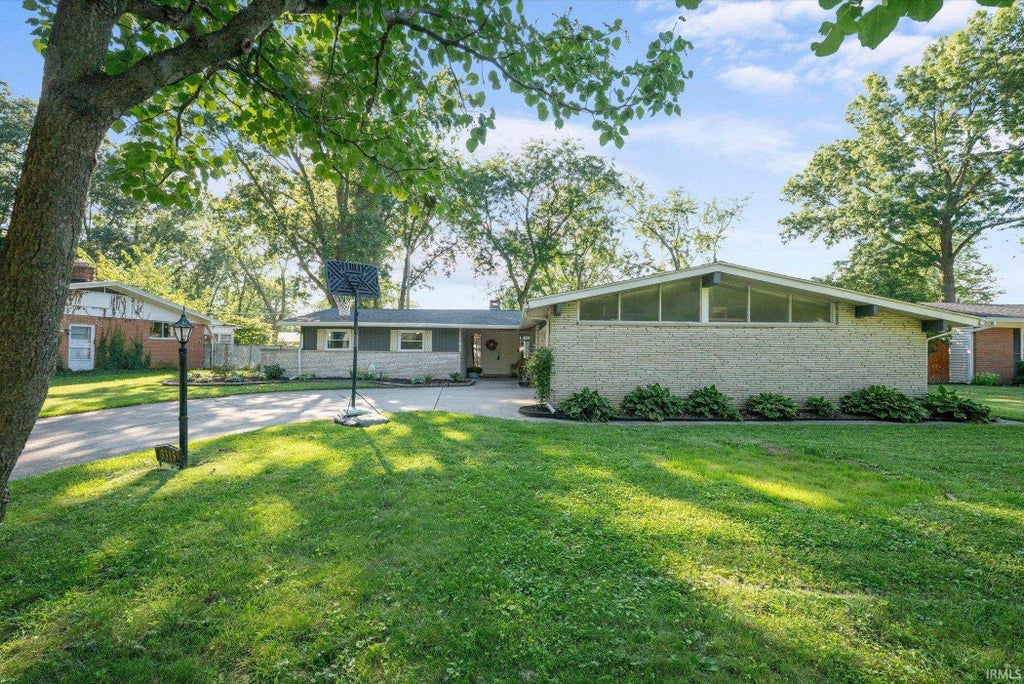 Photo of 3315 Chancellor Drive, Fort Wayne, IN 46815 (MLS # 202635686)