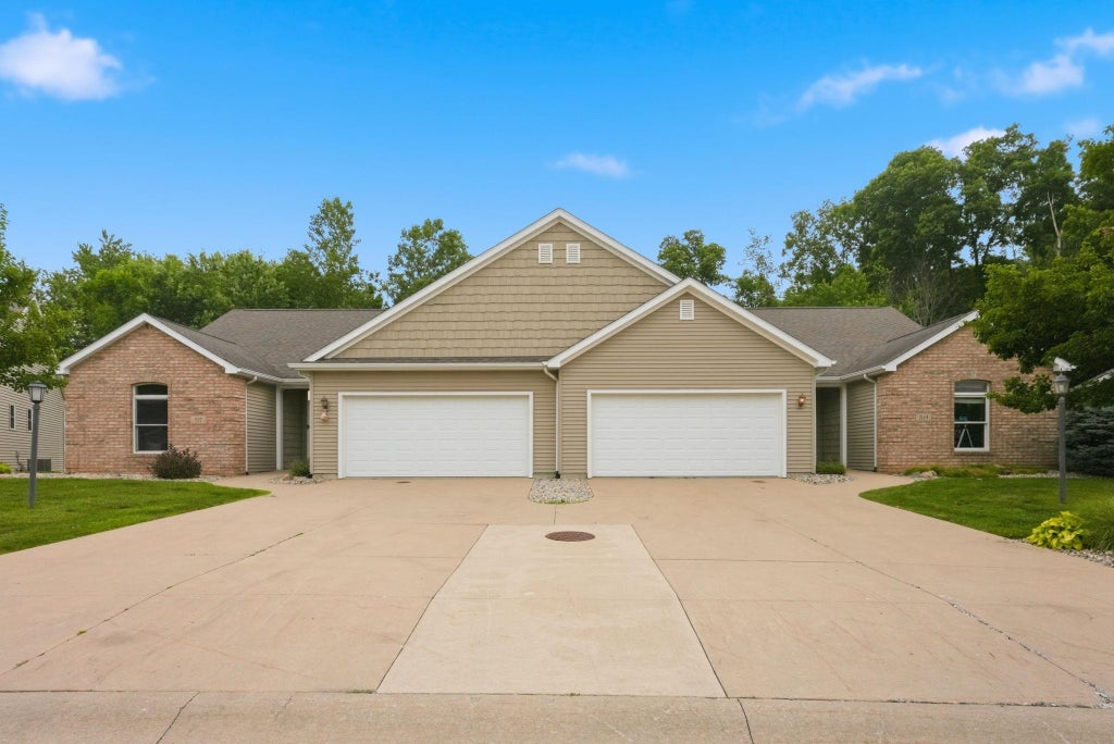 Photo of 517 Williamson Circle, Angola, IN 46703 (MLS # 202626601)