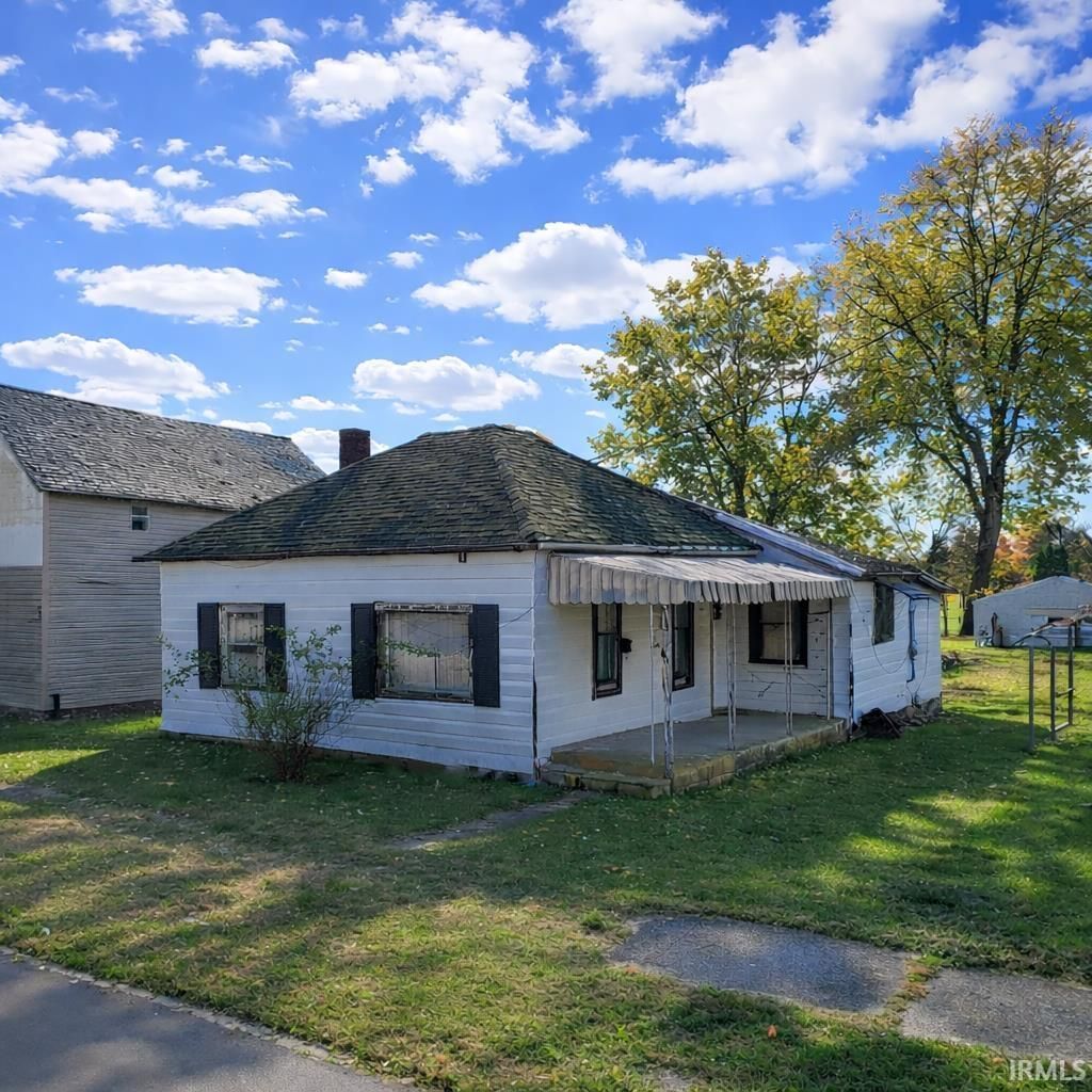 Photo of 909 W Kickapoo Street, Hartford City, IN 47348 (MLS # 202608581)