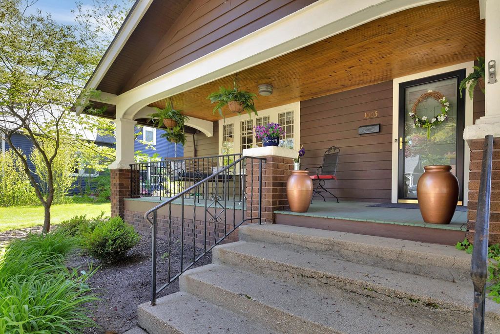 Photo of 1005 S 8th Street, Goshen, IN 46526 (MLS # 202618164)