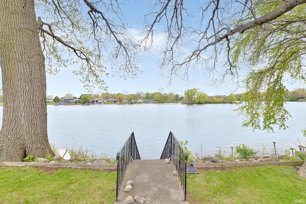 Photo of 55981 Riverdale Drive, Elkhart, IN 46514 (MLS # 202617432)