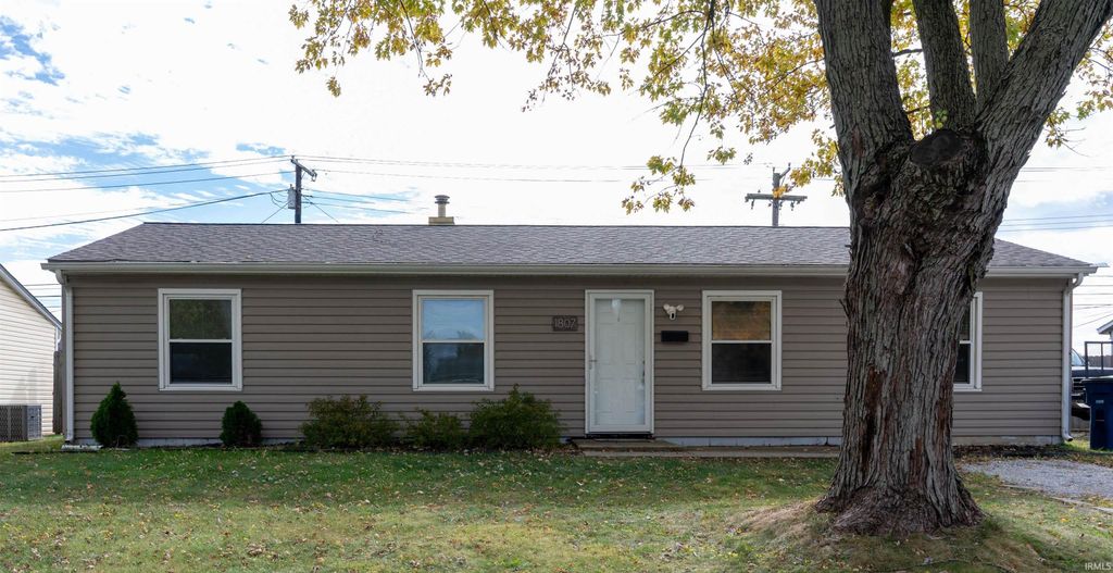 Photo of 1807 W Wenlock Drive, Marion, IN 46952 (MLS # 202544763)