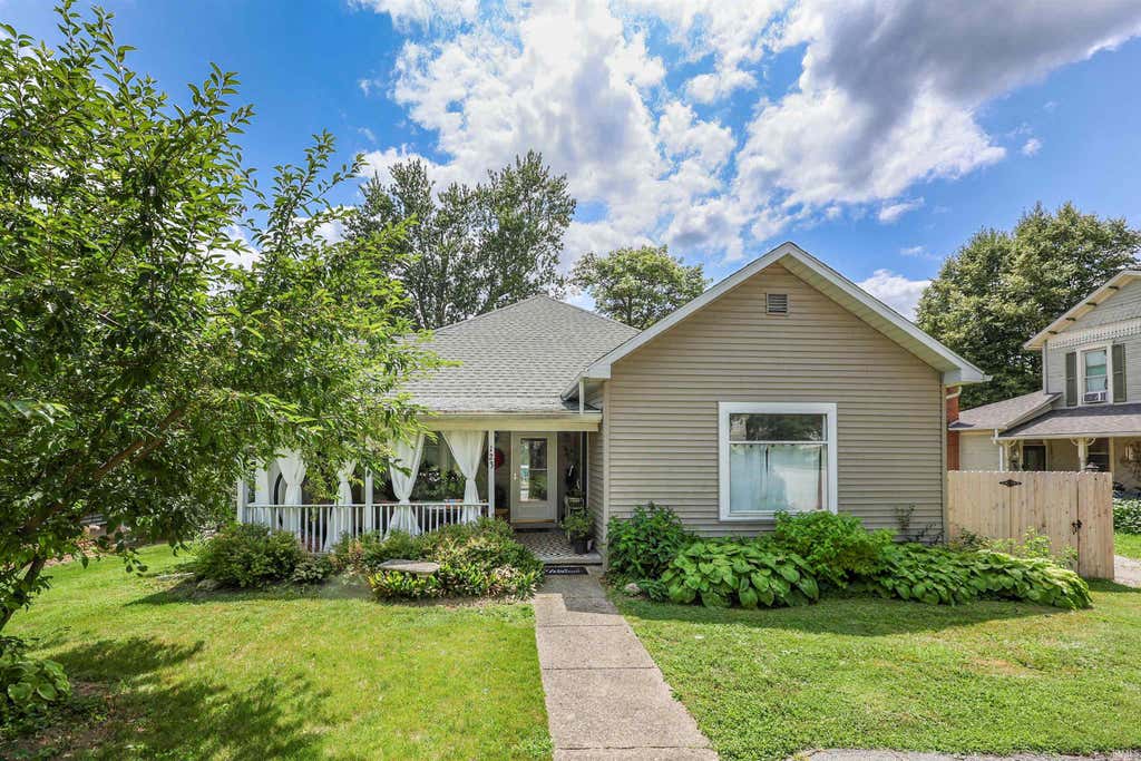 Photo of 123 W 1st Street, Warren, IN 46750 (MLS # 202629798)