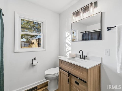Tiny photo for 560 E 900 S, Fairmount, IN 46928 (MLS # 202643828)