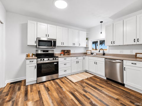 Tiny photo for 560 E 900 S, Fairmount, IN 46928 (MLS # 202643828)