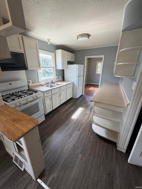 Tiny photo for 4821 Weisser Park Avenue, Fort Wayne, IN 46806 (MLS # 202637953)