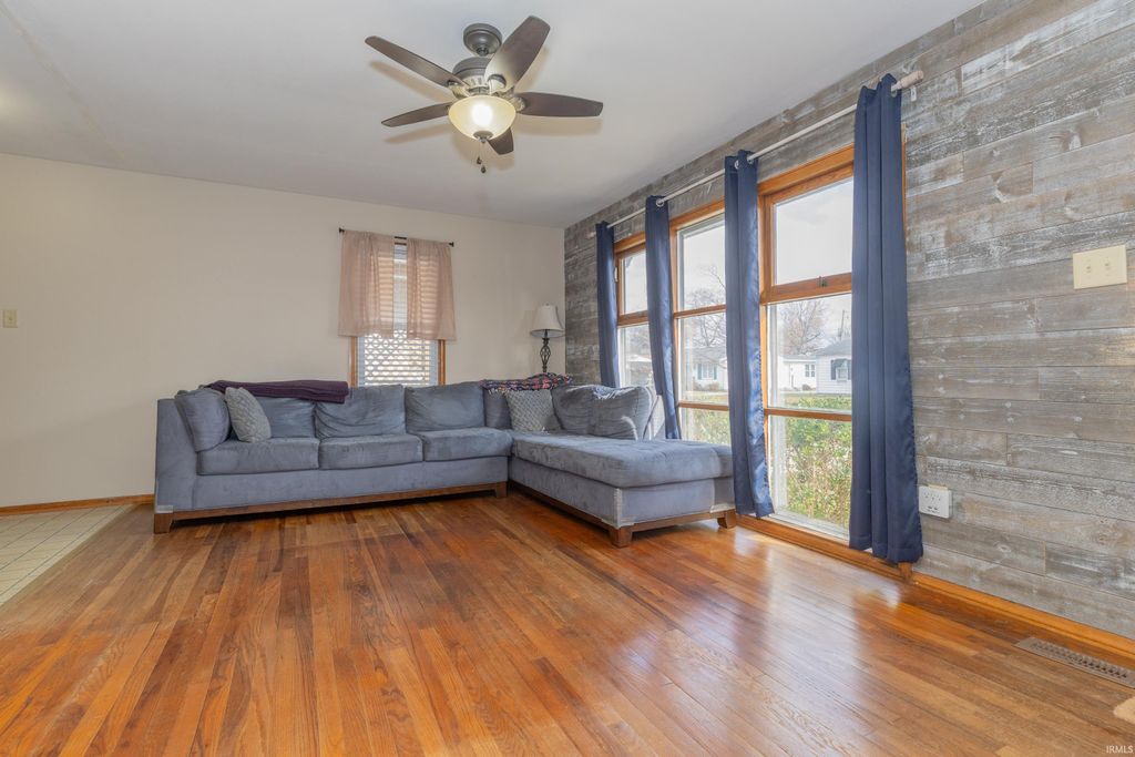 Photo of 1751 S Parker Drive, Evansville, IN 47714 (MLS # 202547586)