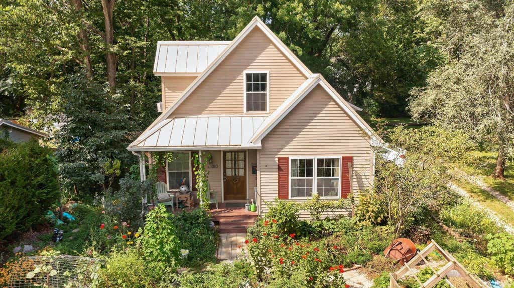 Photo of 1010 W 7Th Street, Bloomington, IN 47404 (MLS # 202633473)