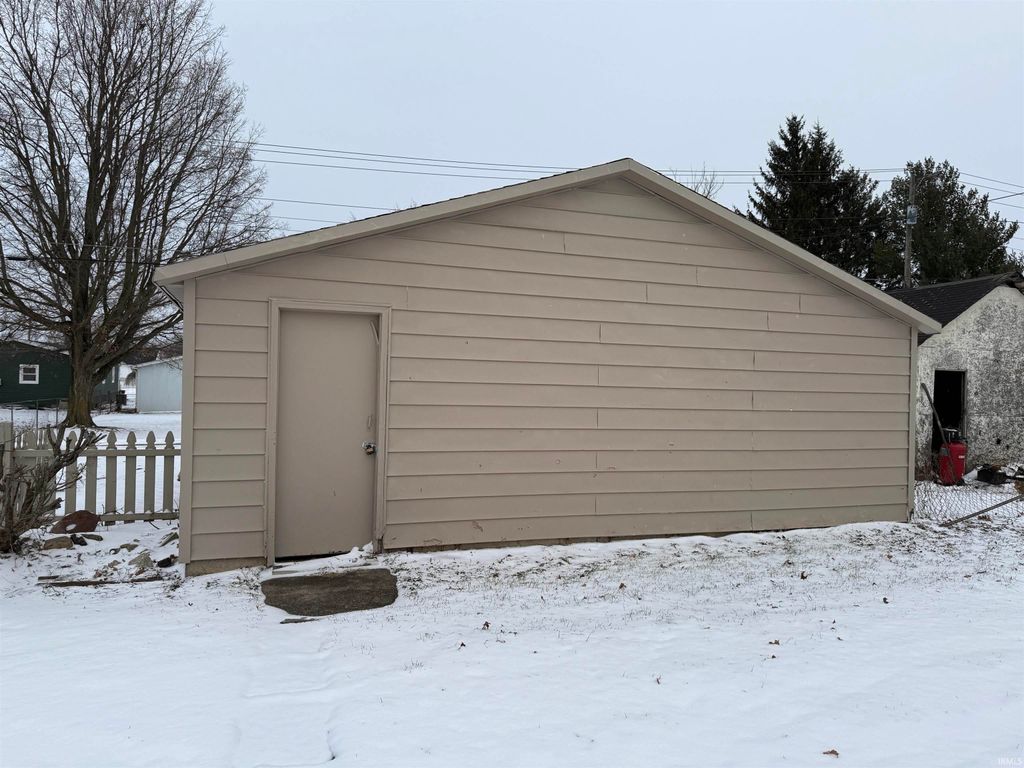 Photo of 927 S Main Street, Kendallville, IN 46755 (MLS # 202549912)