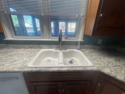 Tiny photo for 320 W Roselawn Avenue Street, Logansport, IN 46947 (MLS # 202545746)