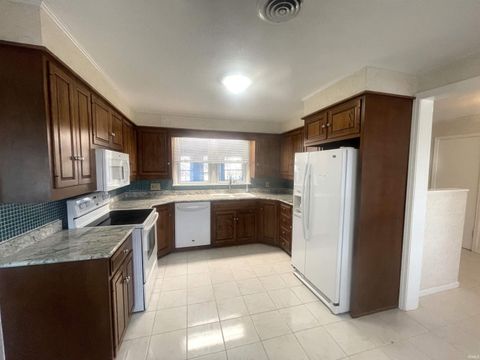 Tiny photo for 320 W Roselawn Avenue Street, Logansport, IN 46947 (MLS # 202545746)