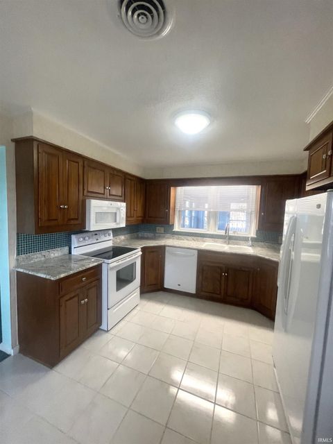 Tiny photo for 320 W Roselawn Avenue Street, Logansport, IN 46947 (MLS # 202545746)