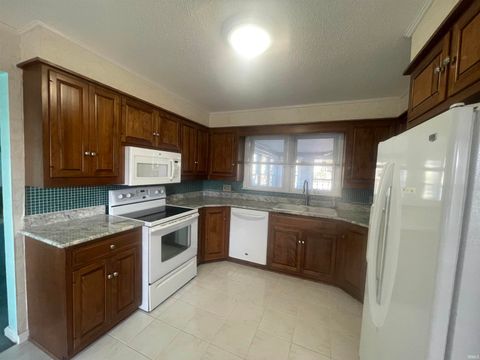 Tiny photo for 320 W Roselawn Avenue Street, Logansport, IN 46947 (MLS # 202545746)