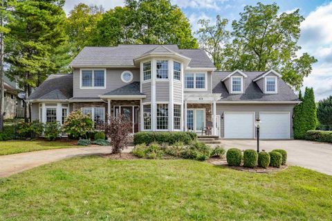 Photo of 818 Chapman Lake Drive, Warsaw, IN 46582 (MLS # 202539204)