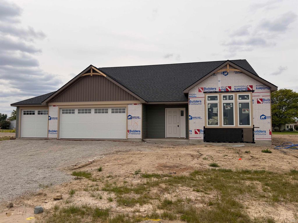 Photo of 5035 CHICKADEE Drive, Woodburn, IN 46797 (MLS # 202616476)