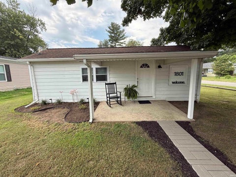 Photo of 1801 Wabash Street, Vincennes, IN 47591 (MLS # 202632372)