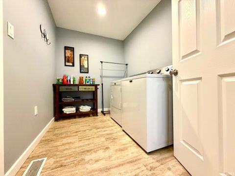 Tiny photo for 17 Eastview Court, Bedford, IN 47421 (MLS # 202604124)