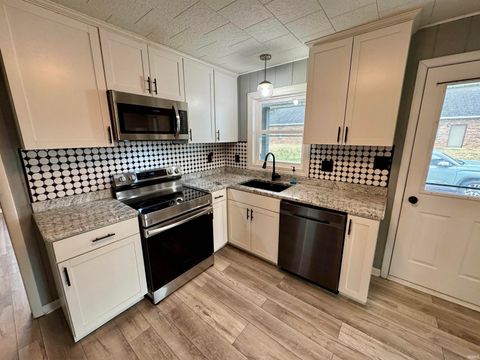 Tiny photo for 108 E Walnut Street, Petersburg, IN 47567 (MLS # 202549344)
