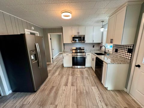 Tiny photo for 108 E Walnut Street, Petersburg, IN 47567 (MLS # 202549344)