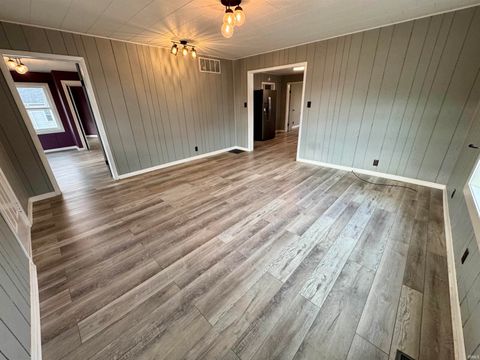 Tiny photo for 108 E Walnut Street, Petersburg, IN 47567 (MLS # 202549344)