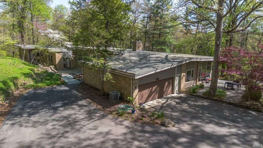 Photo of 9806 Raintree Dr N Dr, Columbus, IN 47201 (MLS # 202601630)