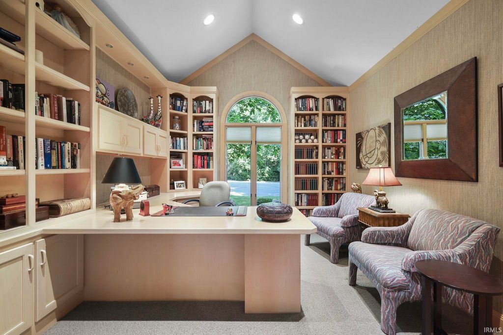 Photo of 5501 W Oakbrook Court, Muncie, IN 47396 (MLS # 202536313)