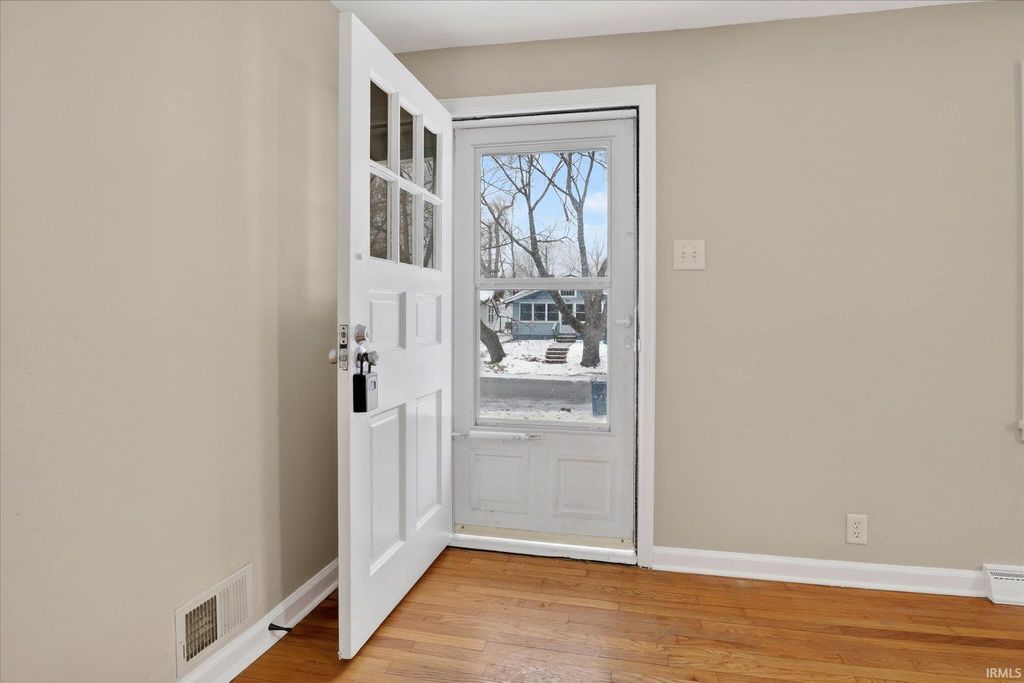 Photo of 1226 S 30Th Street, South Bend, IN 46615 (MLS # 202549086)