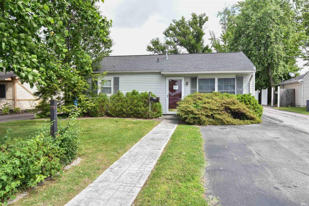 Photo of 621 W Mill Road, Evansville, IN 47710 (MLS # 202619301)