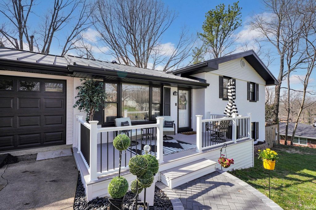 Photo of 5906 Hamilton Drive, Evansville, IN 47711 (MLS # 202609830)