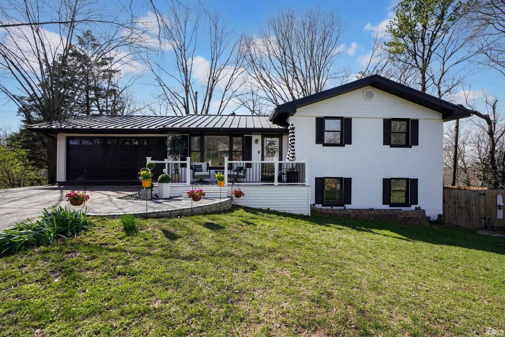 Photo of 5906 Hamilton Drive, Evansville, IN 47711 (MLS # 202609830)